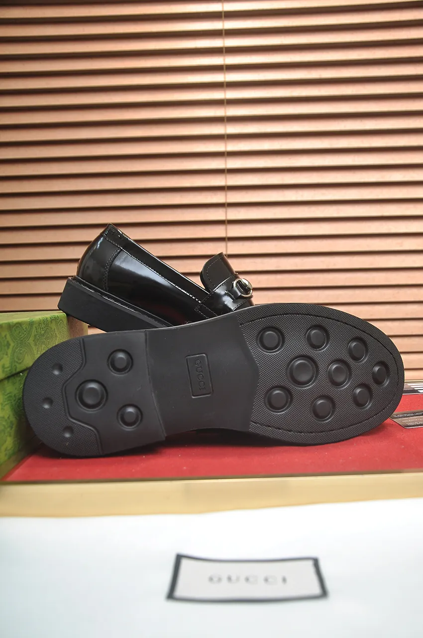 Men's shoes💰540💶Italy's top luxury men's shoe giant (GUCCI) (Gucci) (full cowhide lining) new arrival🍃Original European style🔰 Pleasant to the eye😍In order to make the shoes more durable and non-deformable🌀The production continues to follow traditional methods but there is still no lack of innovation💪Choose original sheepskin for the leather♻️ Smooth and natural And extra bright ⭐Made of imported cowhide, the first choice of rich people 38-45 (45 customized)